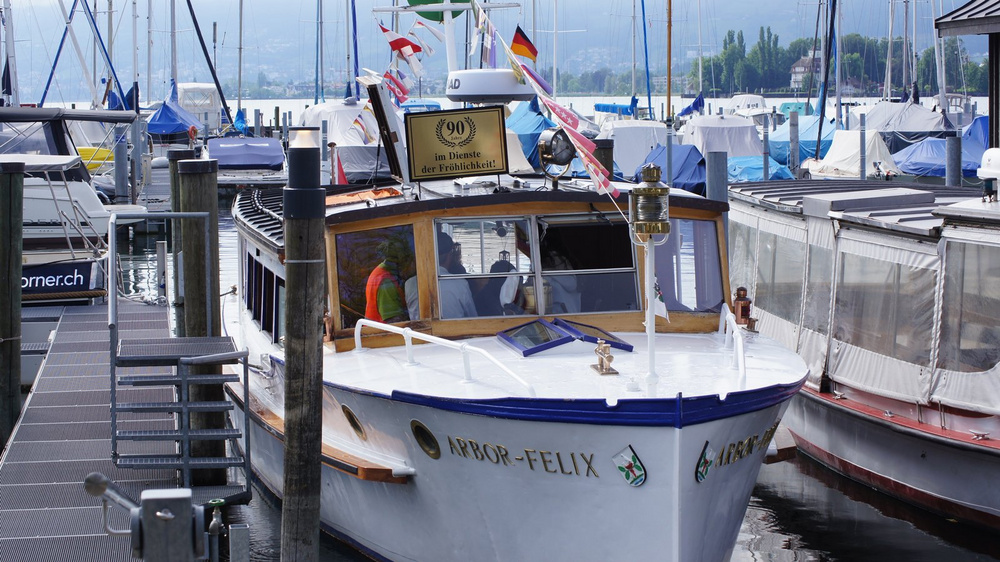 Antikes Schiff an einem Steg.