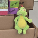 Grüne Maskottchen auf Schachteln und ein Kindermagazin FamilienSpass