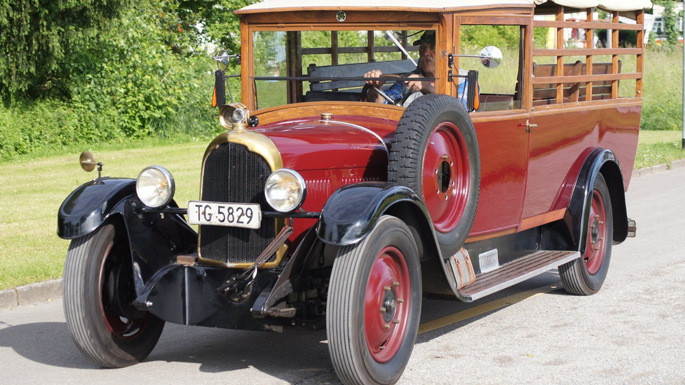 Antikes rotes-schwarzes Auto.