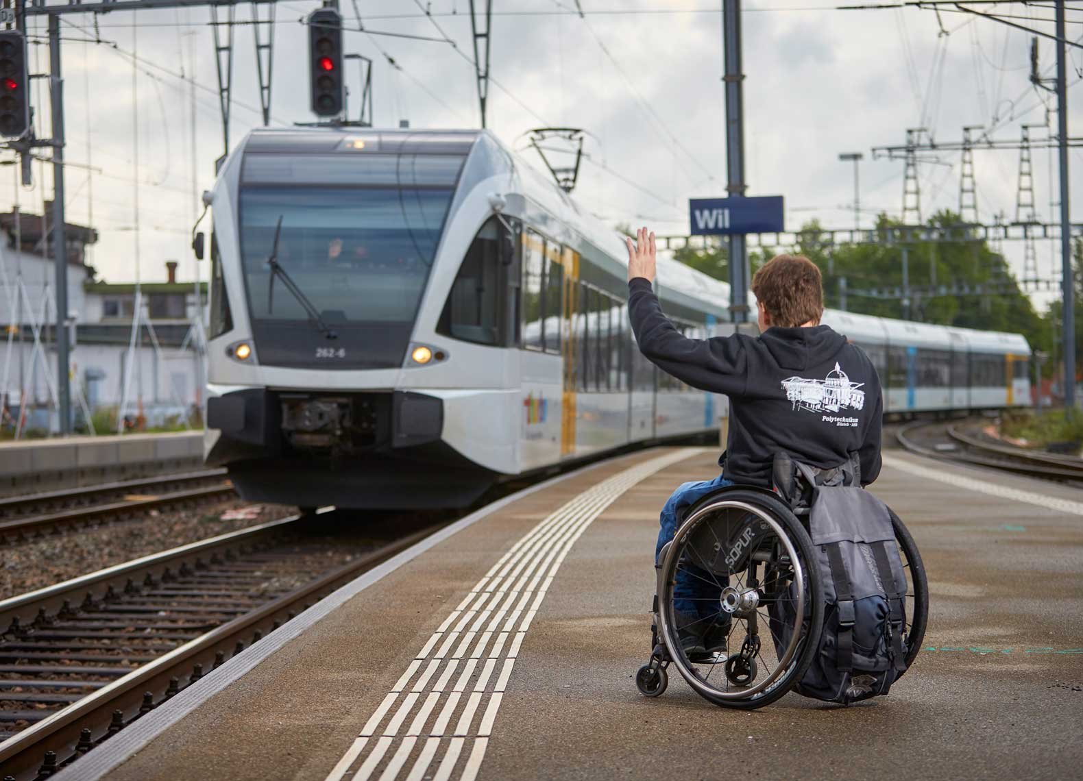Reisender mit eingeschränkter Mobilität am Bahngleis