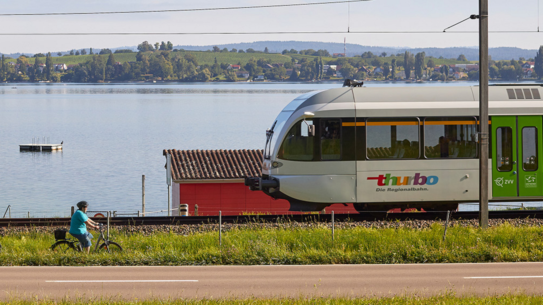 Thurbo Zug fährt entlang des Bodensees.