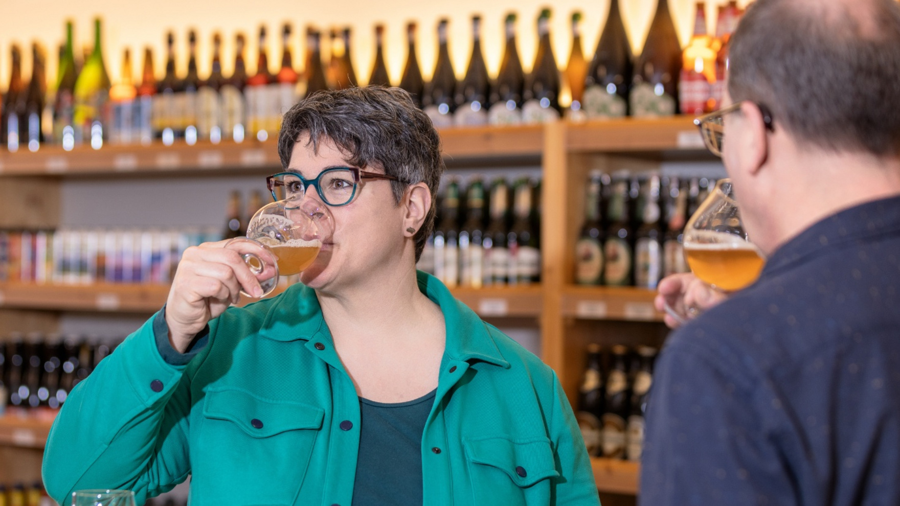 Conny Widmer von Geschäft Widmer Bierspezialitäten degustiert ein Bier.