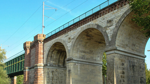Viadukt mit Eisbahnlinie.