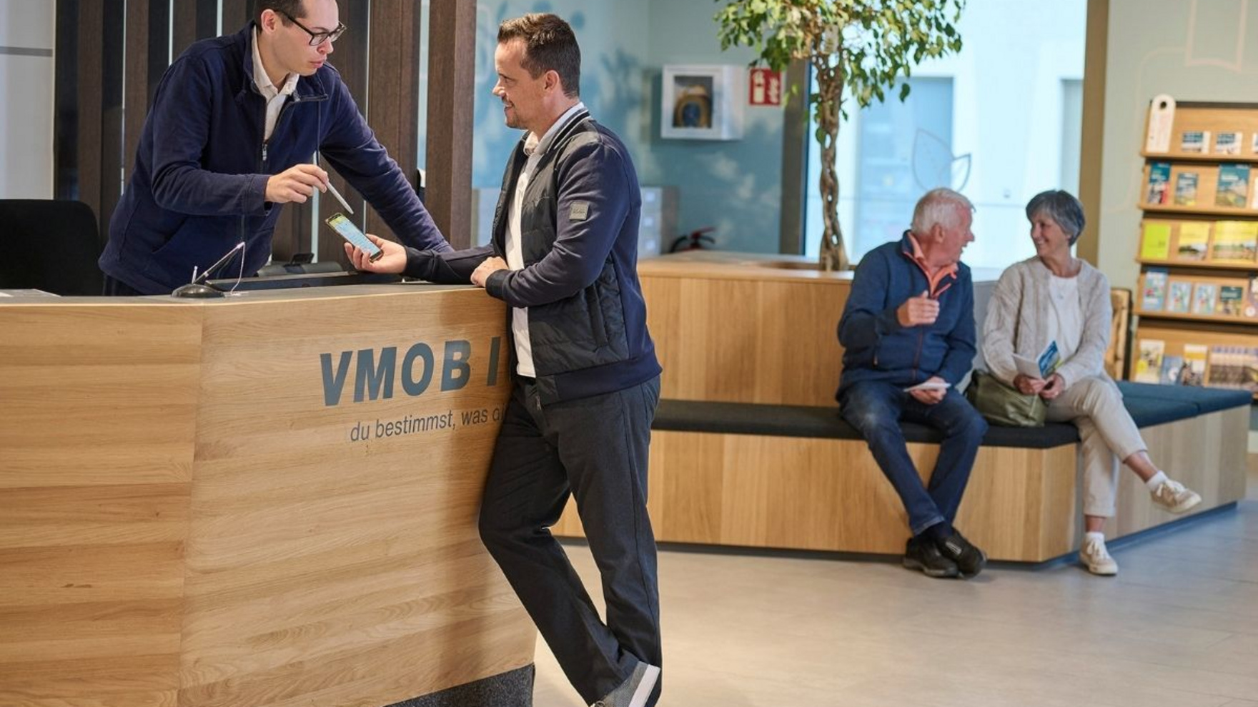 Ein Kunde wird im Kundenservice des Verkehrsverbunds Vorarlberg beraten.