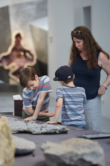 Familie in einem Museum