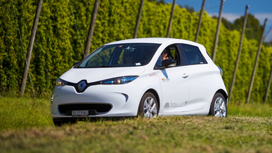 Mobility Auto fährt durch die grüne Landschaft. 