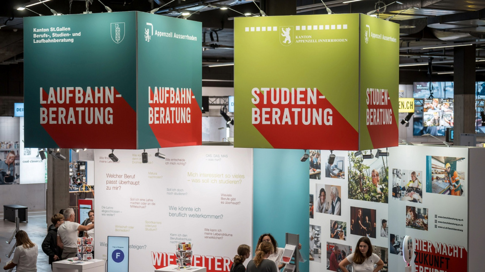Blick auf einen Stand zur Weiterbildungsberatung an der OBA.