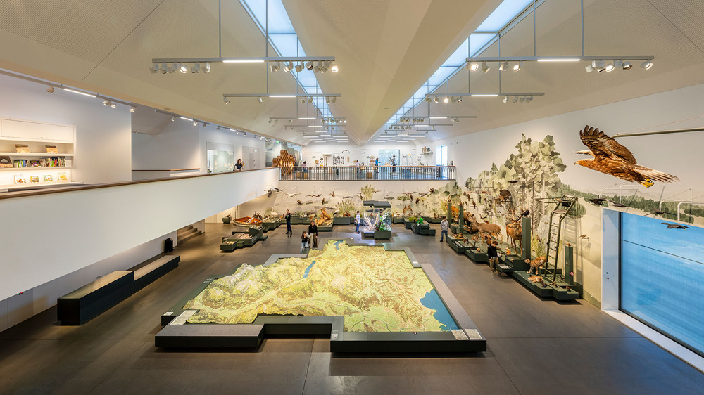 Museeum in einem Raum mit heller Beleuchtung und einer grossen 3D Landschaft.