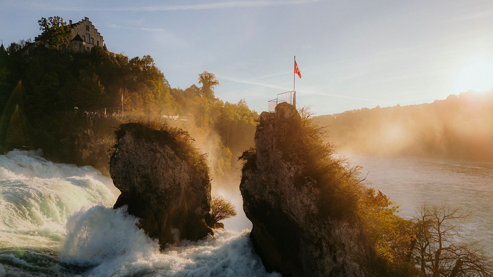 Tobendes Wasser an einem Herbsttag bei Sonnenschein.