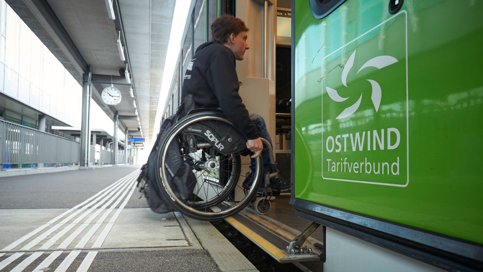 Rollstuhlfahrer steigt im Mittelteil eines Thurbo Zugs ein