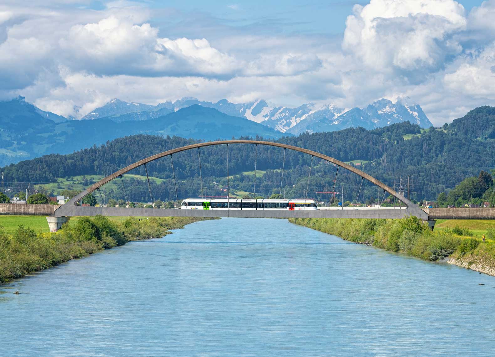 Thurbo Zug auf der Rheinbrücke