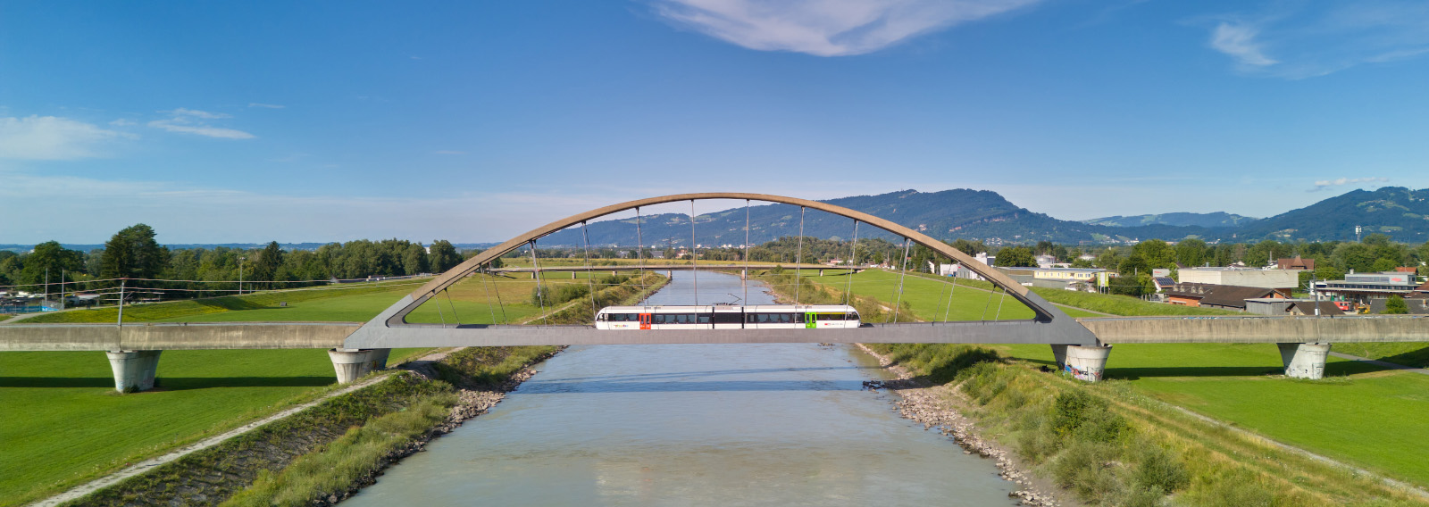 Die S3 von Thurbo fährt über die Rheinbrücke zwischen St. Margrethen und Lustenau.