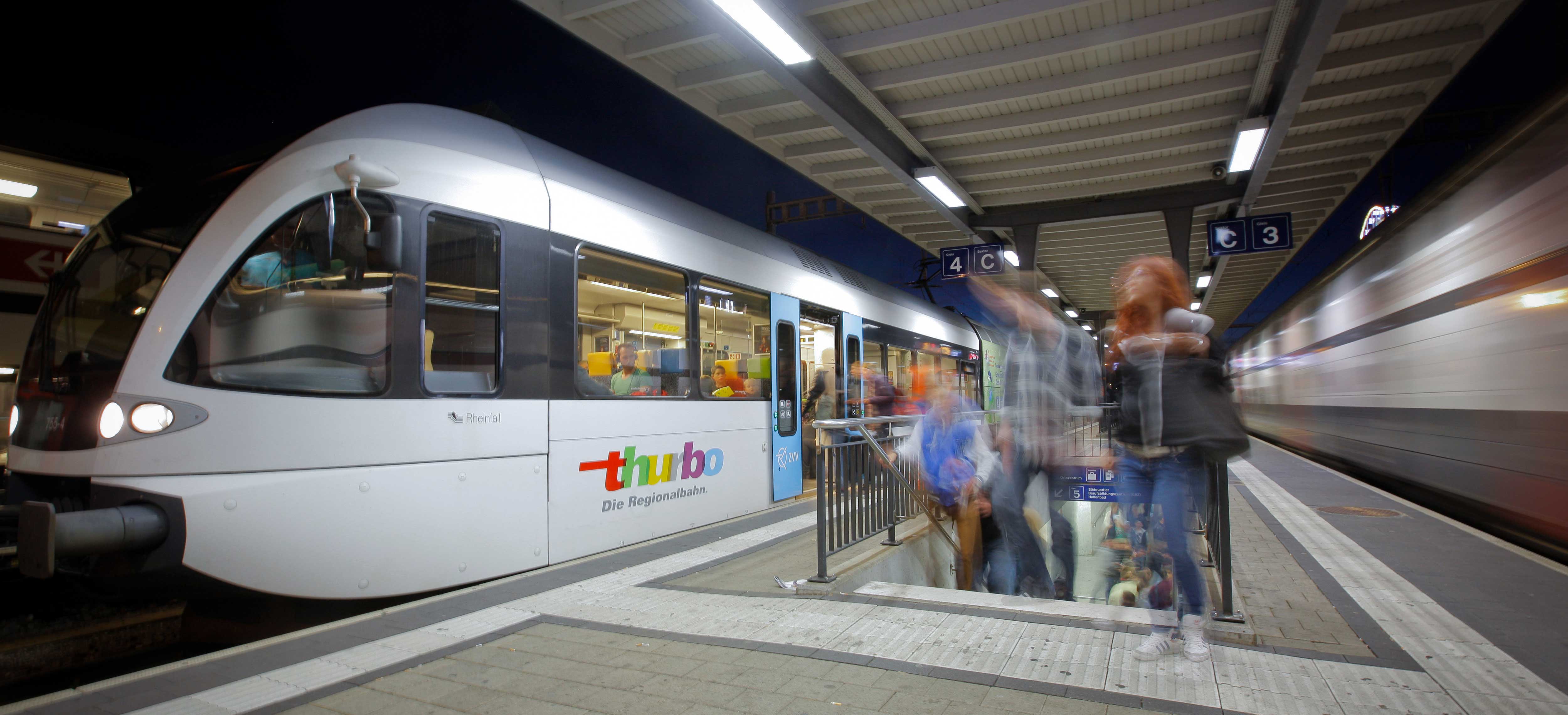 Entspanntes Reisen Thurbo Zug am Bahnhof und Fahrgäste
